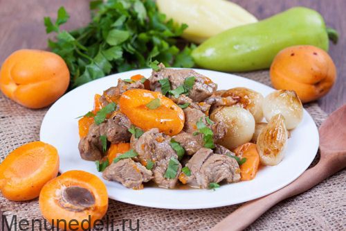 Тушеная говядина с абрикосами и карамелизированным луком | Меню недели