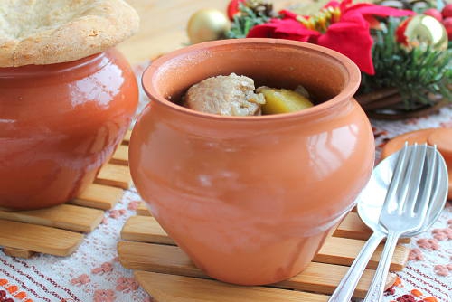 Жаркое в горшочках в духовке с мясом и картошкой