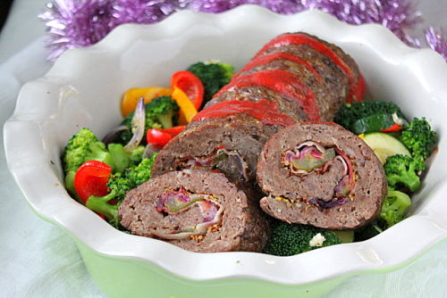 Рецепт рулета из говядины с огурцами и беконом | Меню недели