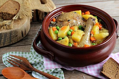 Курица в горшочке с овощами