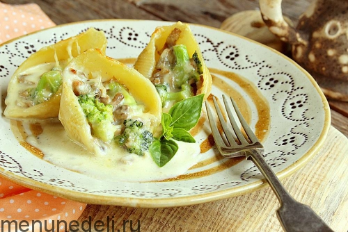 Рецепт фаршированных конкильони под сырным соусом с фото | Меню недели