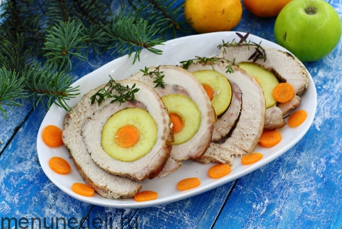 Рецепт мясного рулета с яблоками и морковью | Меню недели