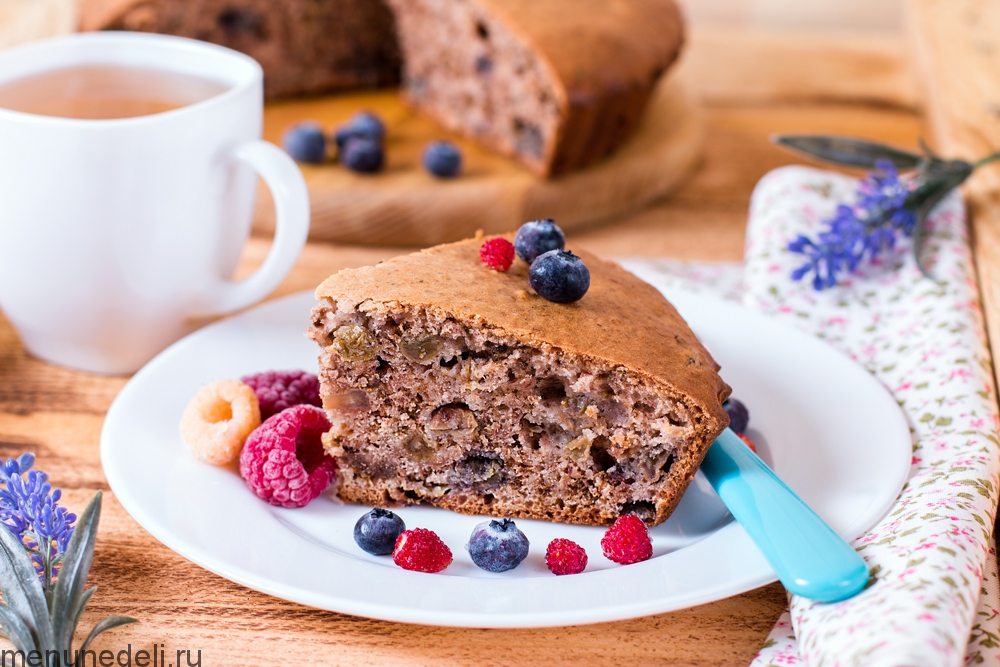 Рецепт постного бананового пирога с орехами и изюмом | Меню недели