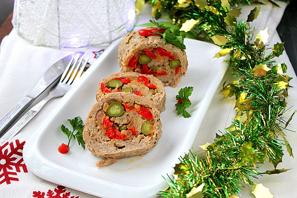 Мясной рулет с перцем и огурцами | Меню недели