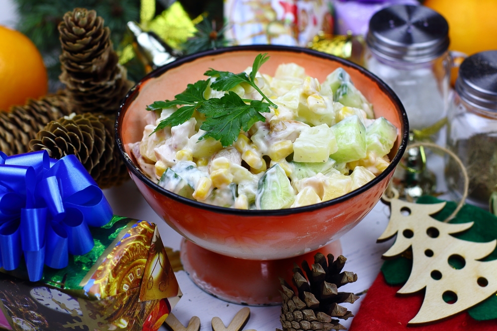 Салат с ананасами и копченой курицей | Меню недели