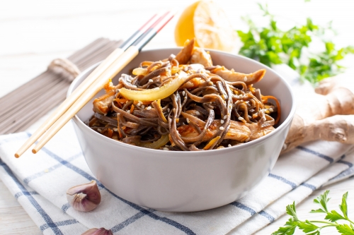 Гречневая лапша с курицей и овощами: пошаговый рецепт с фото | Меню недели