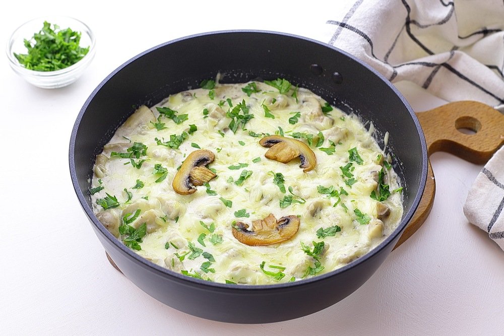 Жульен с грибами на сковороде со сливками, сметаной и сыром без курицы: рецепт с фото | Меню недели