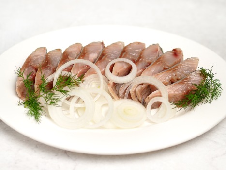 Как засолить селедку вкусно в домашних условиях: рецепт пошаговый с фото и видео | Меню недели